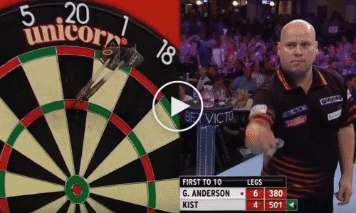 VIDEO: Christian Kist gooit dartspijl onderhands tegen Gary Anderson