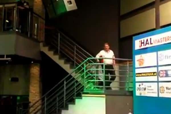 Video: Martin Adams maakt duikeling van trap bij opkomst HAL Masters
