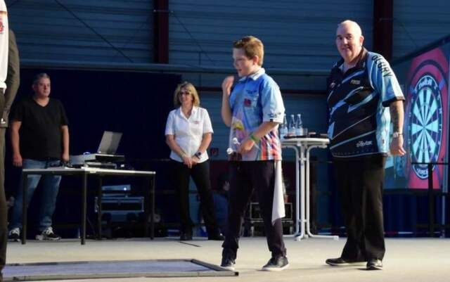 VIDEO: 13-jarige verslaat Phil Taylor op podium in Duitsland
