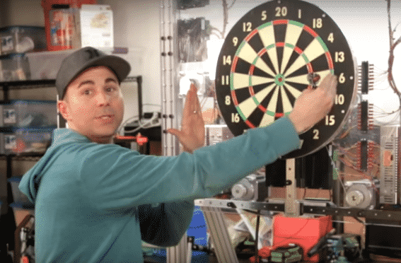 VIDEO: Een 9-darter gooien onmogelijk? Met dit dartsbord lukt het je!