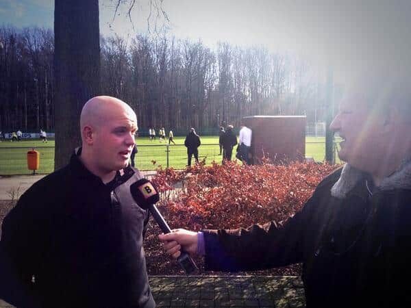 Michael van Gerwen plant kampioensboom naast Lars Boom in Vlijmen