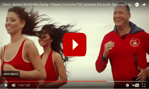 VIDEO: World Matchplay-spelers spelen openingsscène Baywatch na