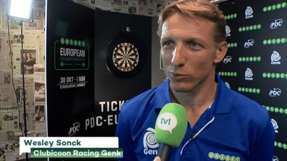 Wesley Sonck geeft spelers Racing Genk dartsles met Kim Huybrechts