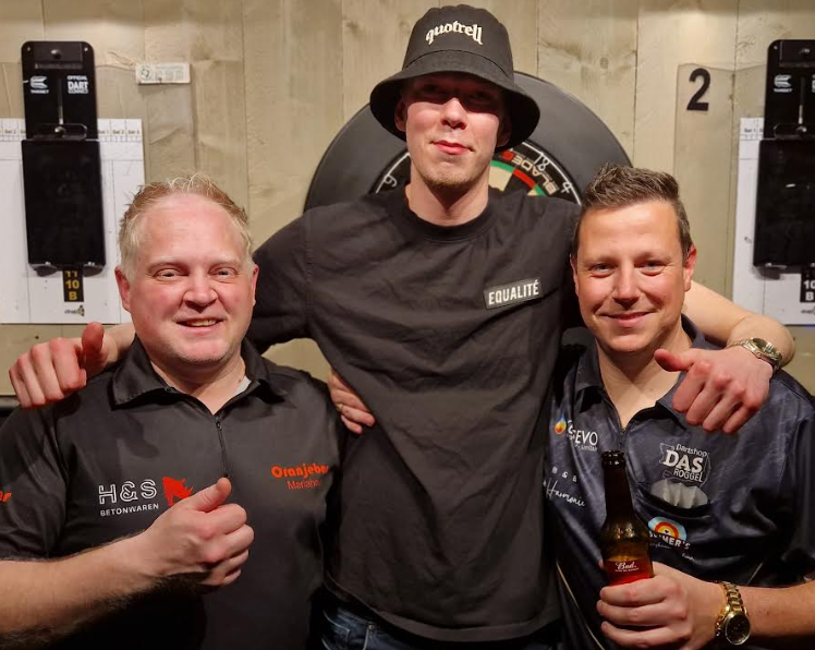 Jimmy van Schie wint in Mariahout en grijpt net naast een 9-darter