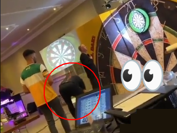 VIDEO: Jonny Clayton gooide deze bizarre 9-darter met laatste pijl vanaf de grond