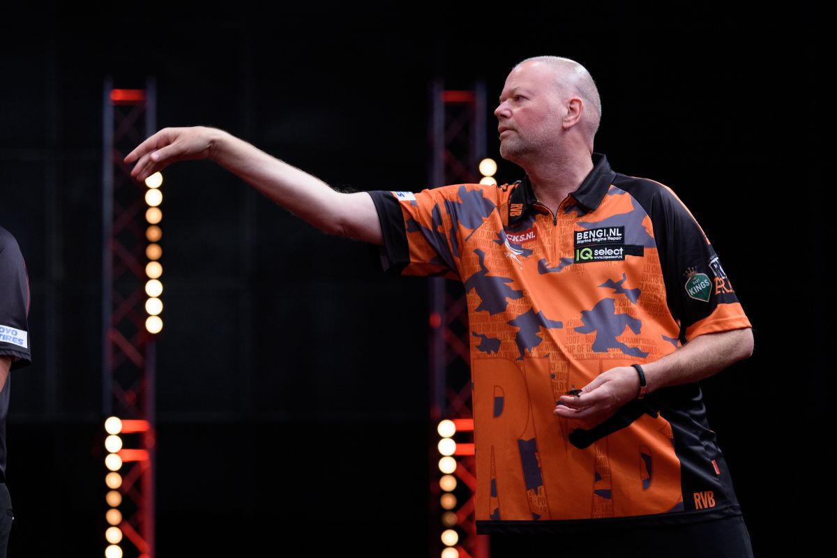 Van Barneveld zet imposante prestatie neer tegen Szaganski in Darts Wereldkampioenschap ook Dobey door naar ronde 3