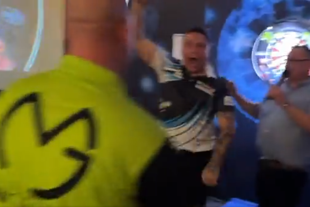 VIDEO: Gerwyn Price gaat uit zijn dak na deze 9-darter tegen Van Gerwen op demo-avond
