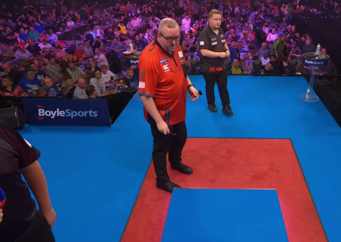 Bizar moment aan start van duel tussen Stephen Bunting en Martin Schindler