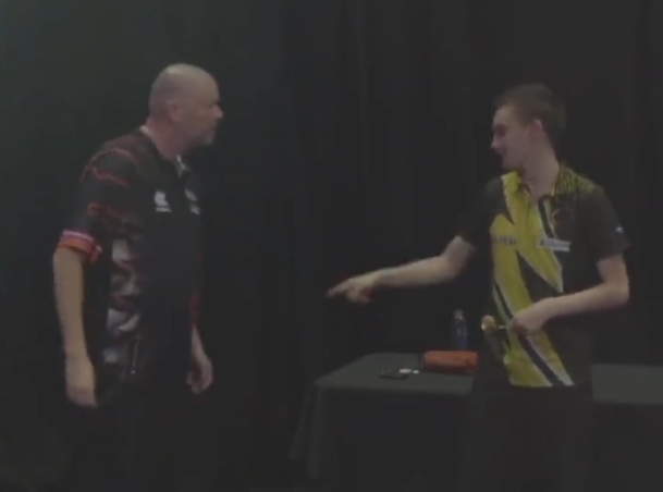 Heerlijk ongemakkelijk moment tussen Raymond van Barneveld en Ricardo Pietreczko