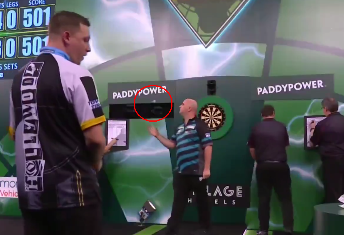 Rob Cross voert trickshot uit tijdens waanzinnige comeback op weg naar halve finale WK