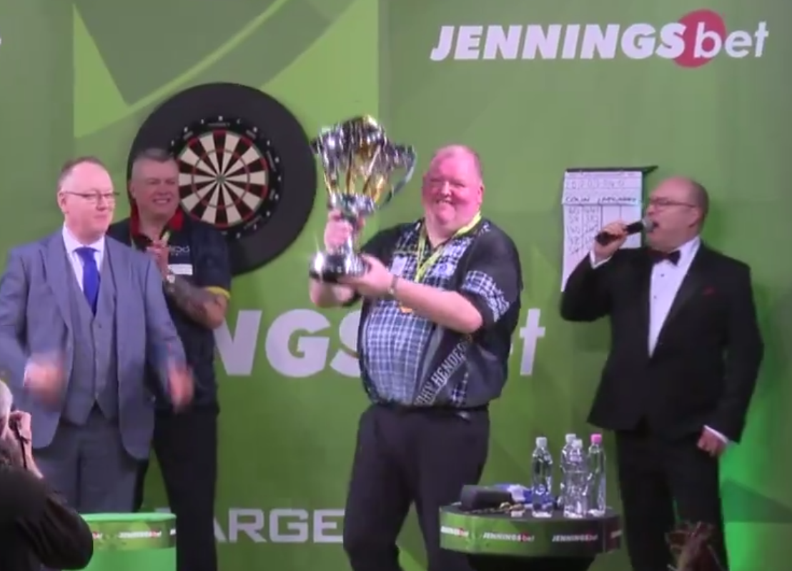 John Henderson wint titel World Seniors Darts Championship 2024 na indrukwekkende finale
