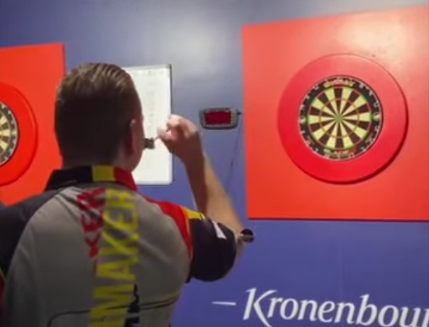 Dimitri van den Bergh steelt de show met deze trickshot achter de schermen