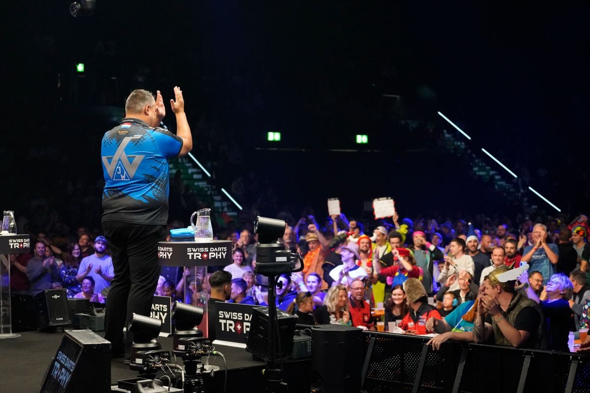 Van Barneveld, Veenstra en Wattimena winnen op eerste dag Swiss Darts Trophy