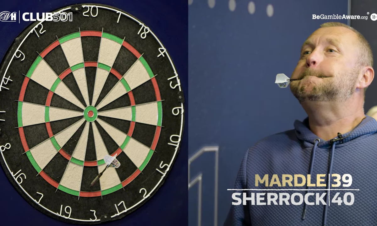 VIDEO: Wayne Mardle speelt potje darts tegen Fallon Sherrock en eindigt met zijn trickshot