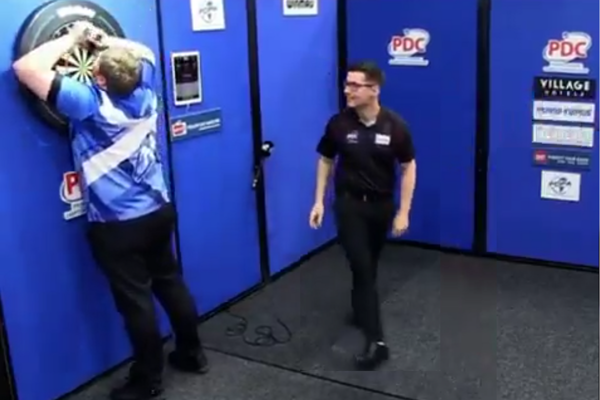 Dartspeler die zichzelf 'dikke' noemt pakt 5 seconden na eerste PDC-titel meteen een boete