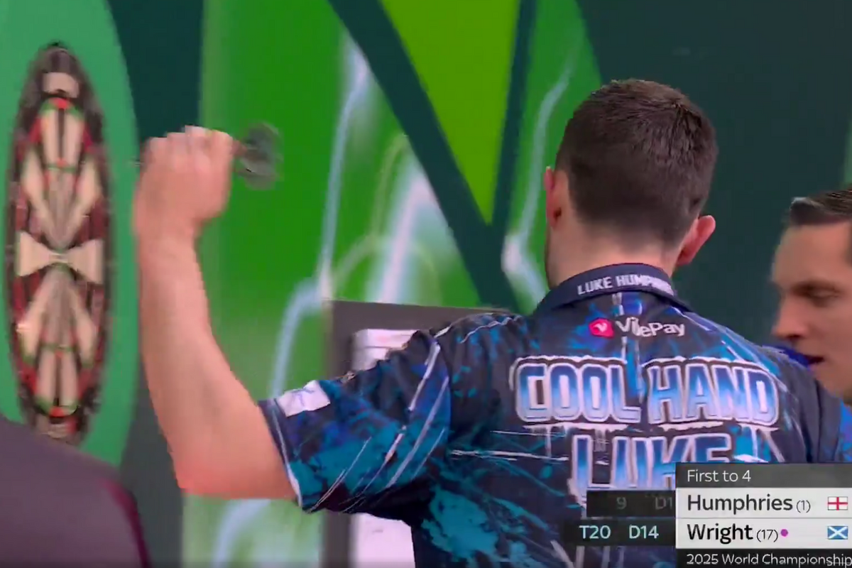 VIDEO: Luke Humphries toont zich van andere kant aan het slot in duel met Peter Wright