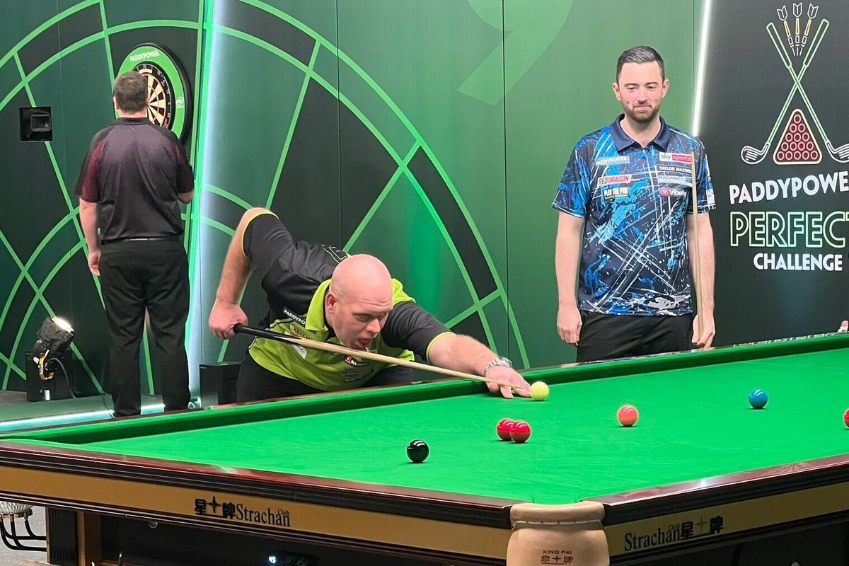 Michael van Gerwen en Humphries aan de snooker tafel tijdens de Paddy Power Challenge