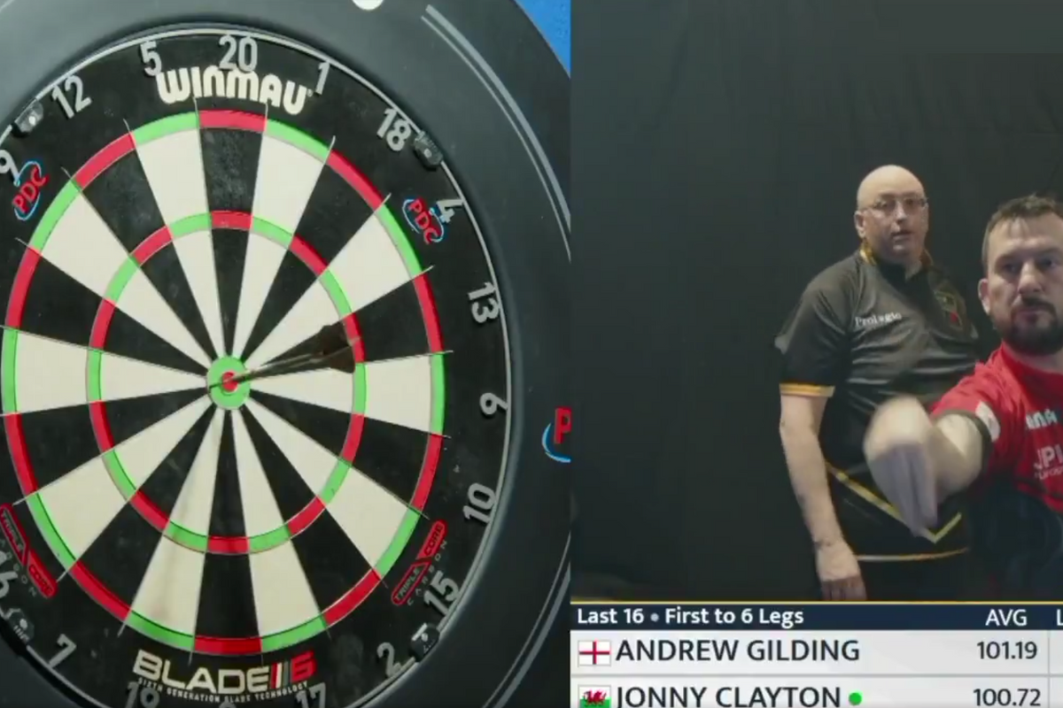 Wat Andrew Gilding hier flikt tegen Jonny Clayton kan op professioneel niveau eigenlijk niet