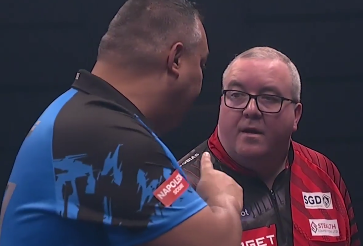 Jermaine Wattimena is woest op Stephen Bunting na dit moment op podium in België