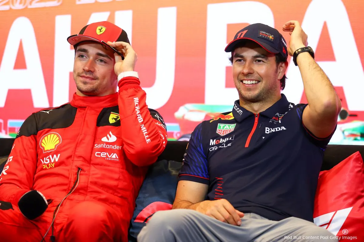 Ondertussen in F1 | Leclerc raakt met de minuut meer gefrustreerd na constante vragen aan Verstappen en Pérez