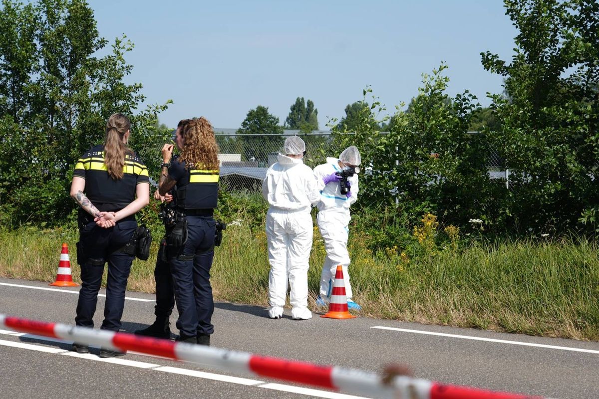 Dode aangetroffen in sloot langs Vierbundersweg, politie doet onderzoek