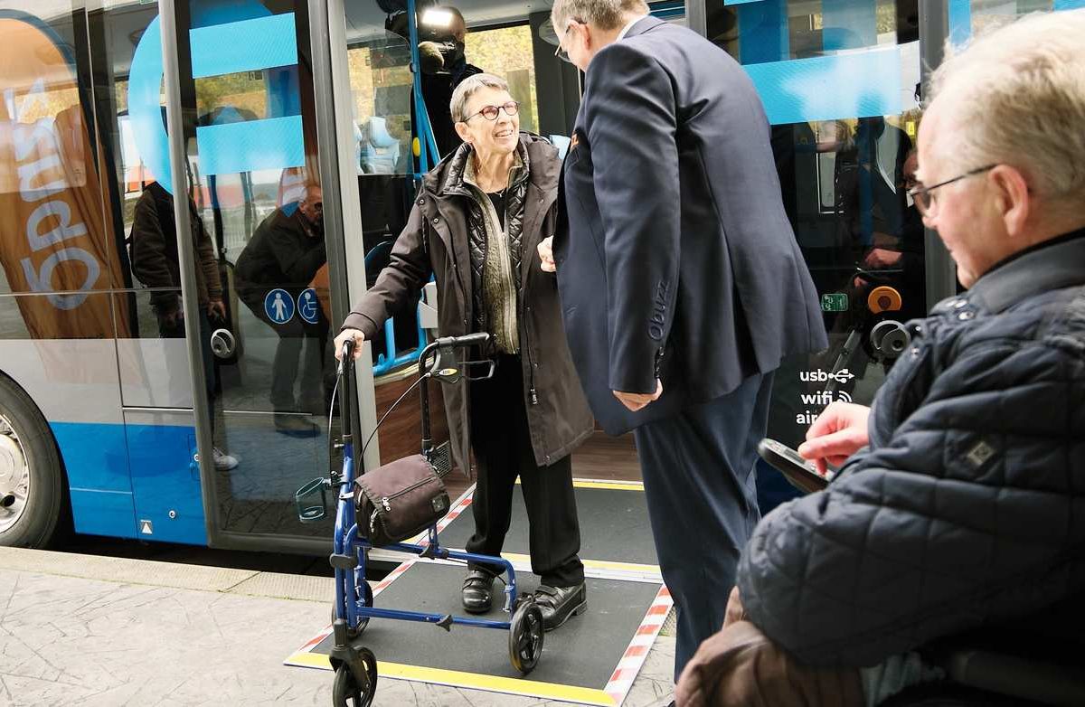 Eerste van 54 nieuwe elektrische bussen in gebruik genomen in Drenthe