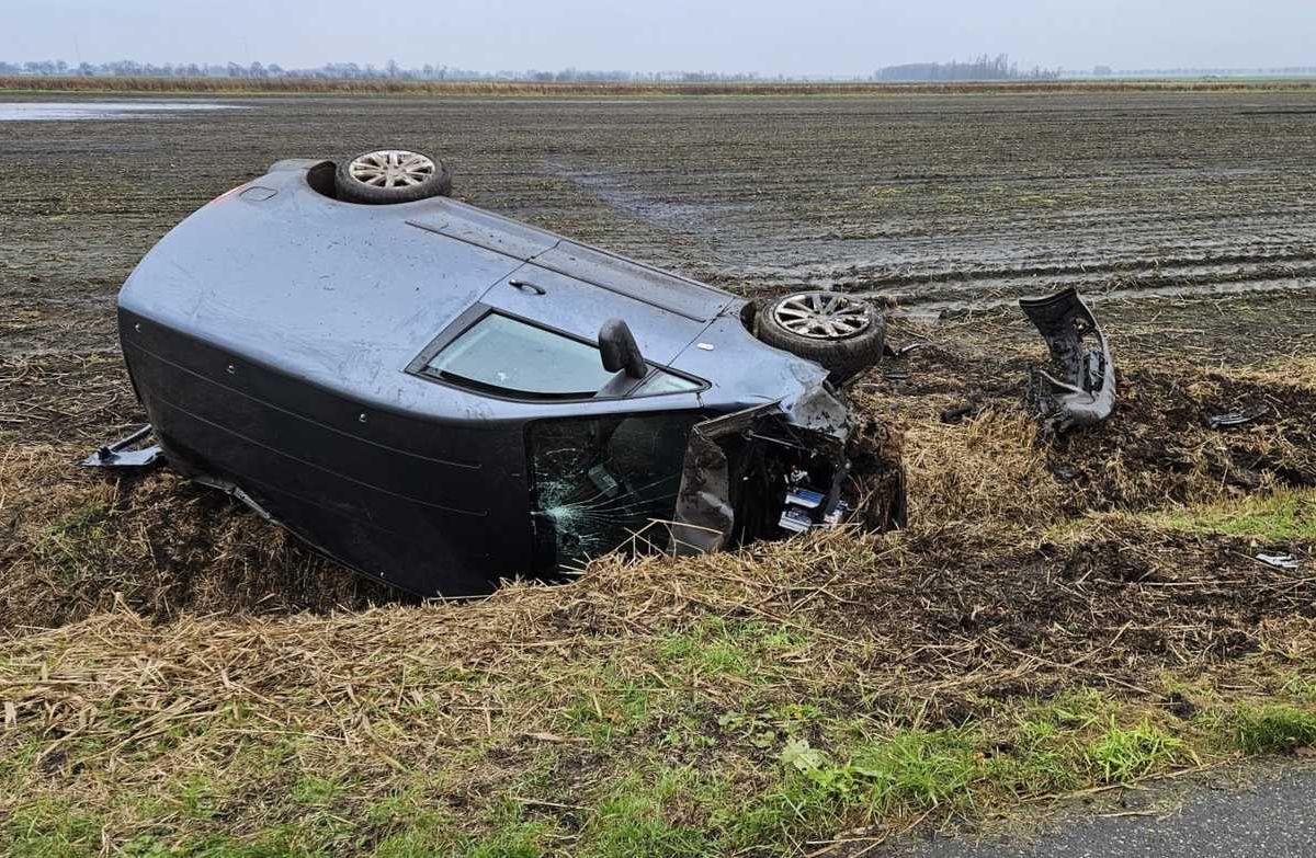 Bestelauto slaat over de kop en belandt in sloot: bestuurder gewond afgevoerd