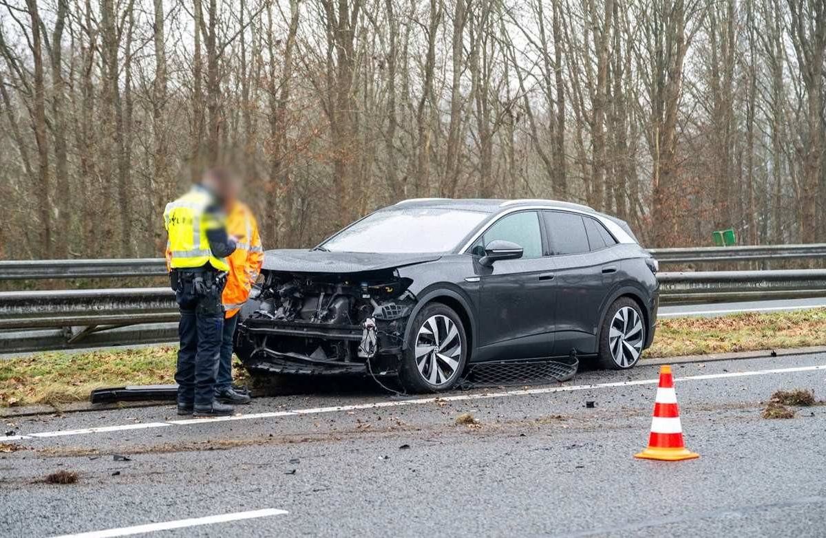 Auto botst tegen vangrail op A28 bij Assen