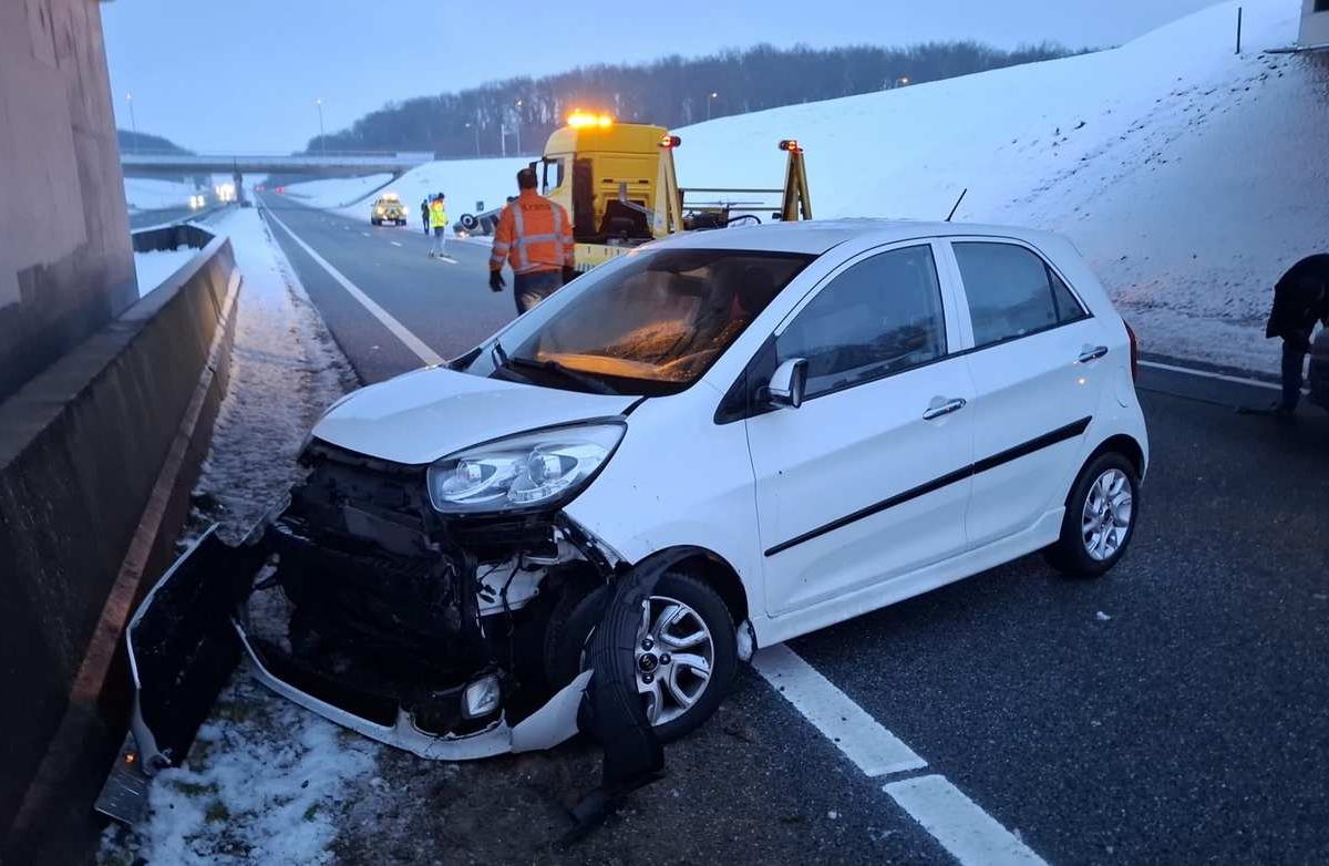 Auto op de kop na ongeval met drie voertuigen op N33