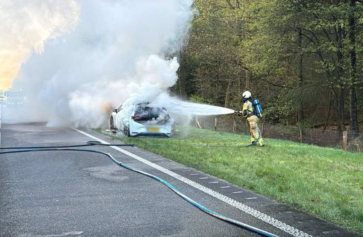 N34 ruim 7 uur lang afgesloten vanwege brand in elektrische auto