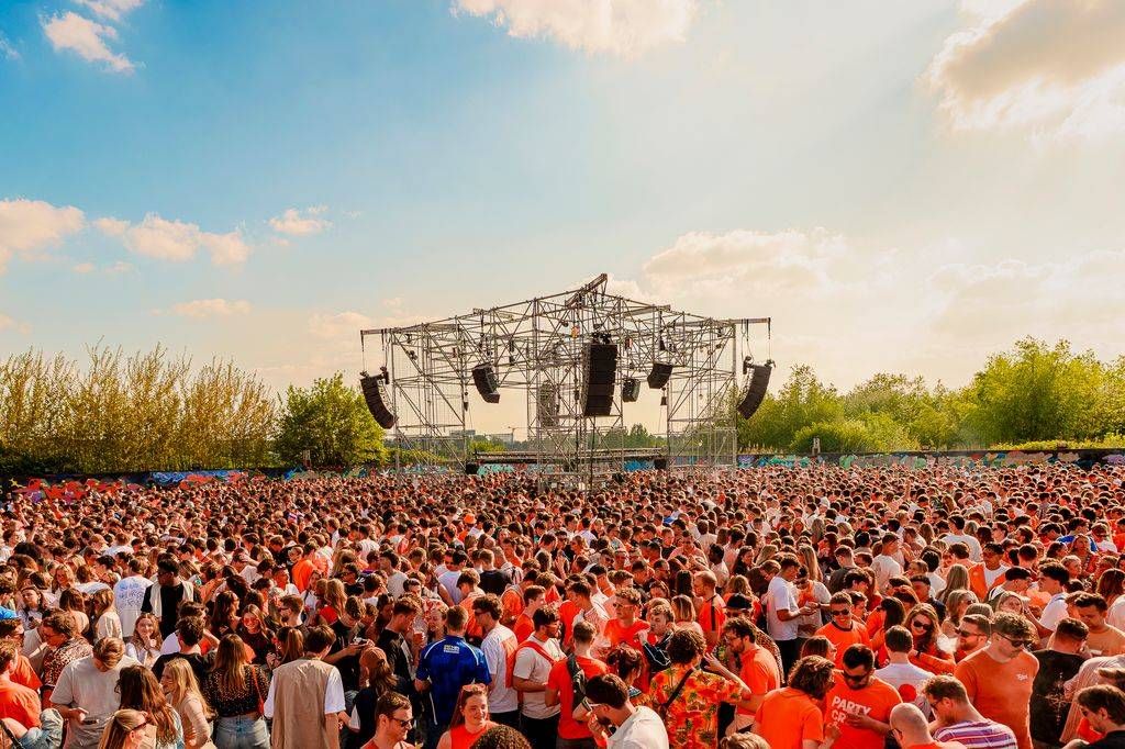 Chris Stussy landt met helikopter op ’t Zoet tijdens Koningsnacht