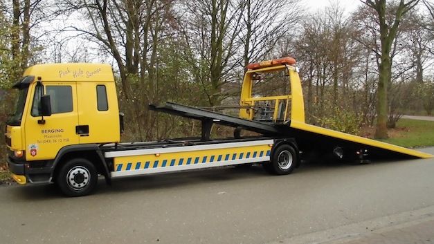 Auto belandt in sloot bij Wekerom