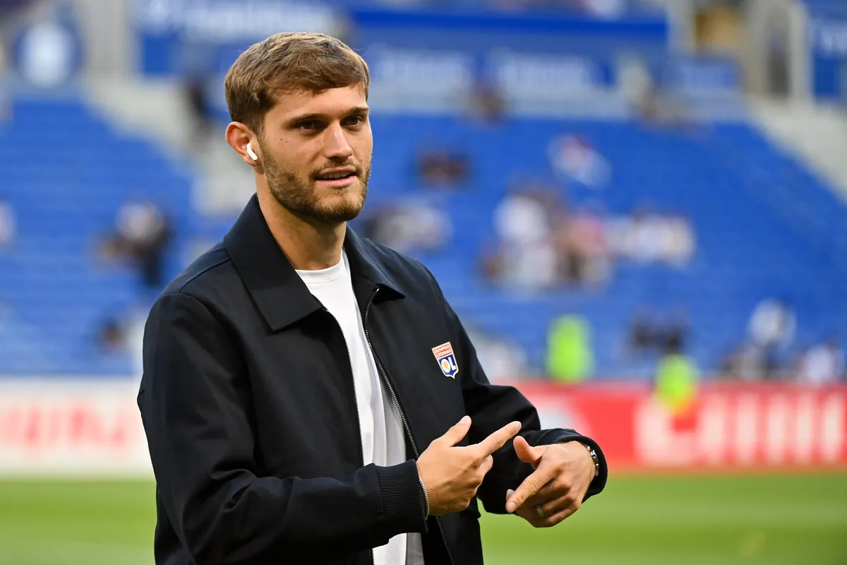OL : Il crève l'écran et prend un avertissement