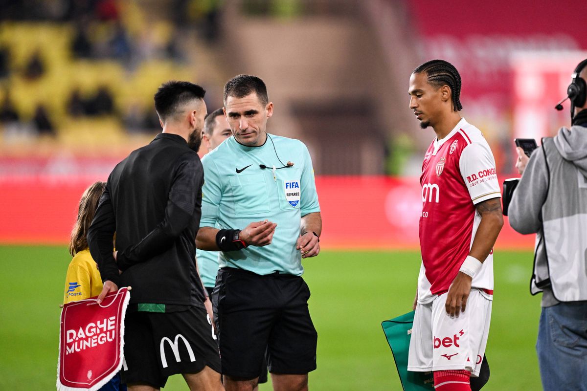 Pénalty, rouge, l'arbitre de Monaco-Lens en roue libre