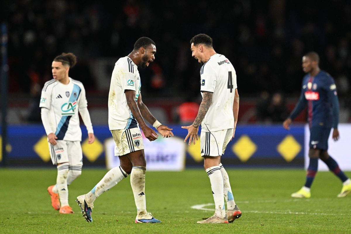 Le PSG ne fait plus peur, le Paris FC se voit champion