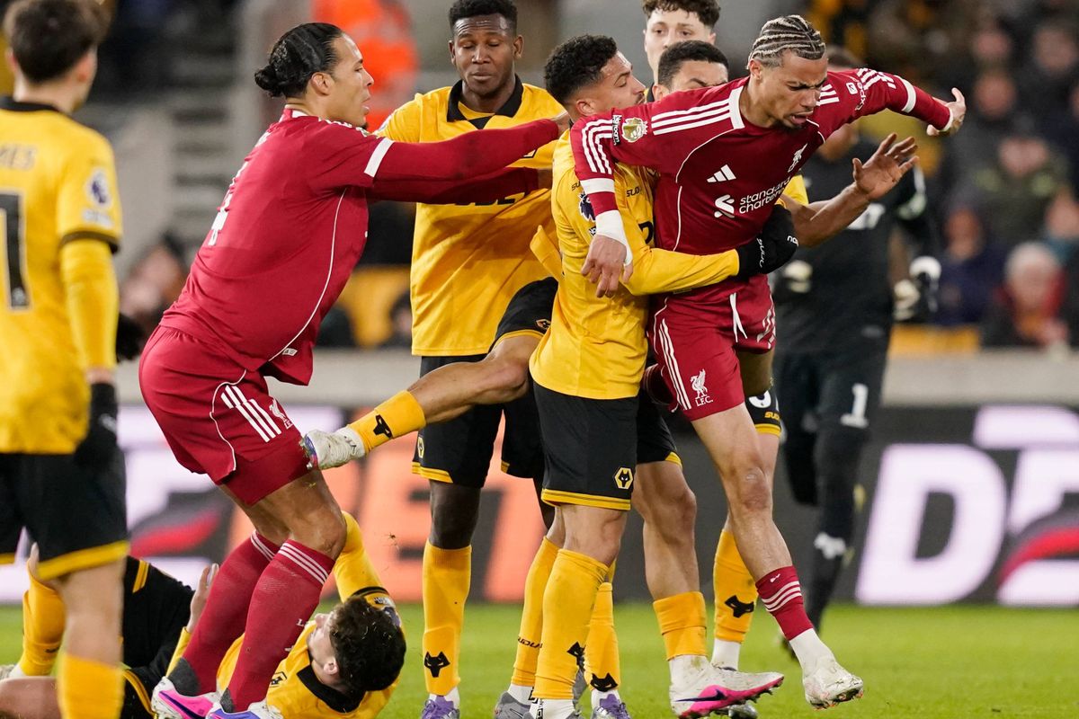 PL : Liverpool tombe de très haut