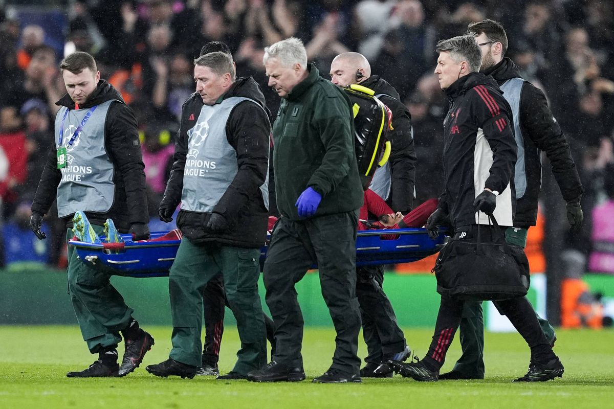 LdC : Ekitike sort sur civière, Mondial en danger ?