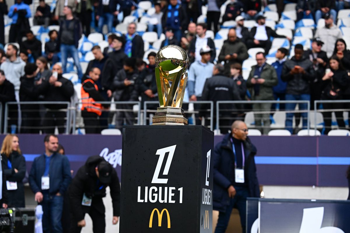 Le PSG fête son titre dans un coin du stade