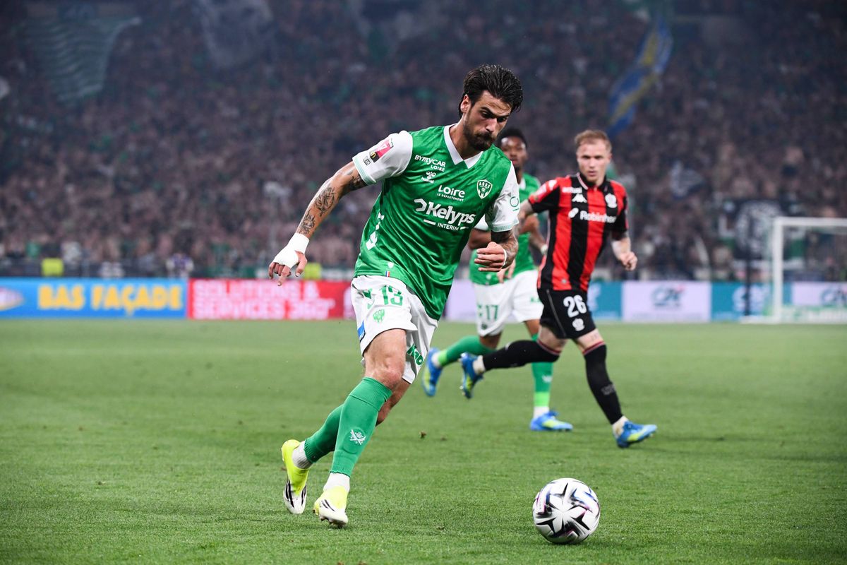 Carton rouge et main cassé, il peut devenir le héros de l'ASSE