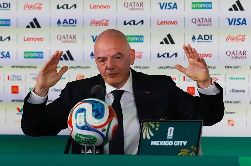 FIFA : En sueur, Infantino demande du calme