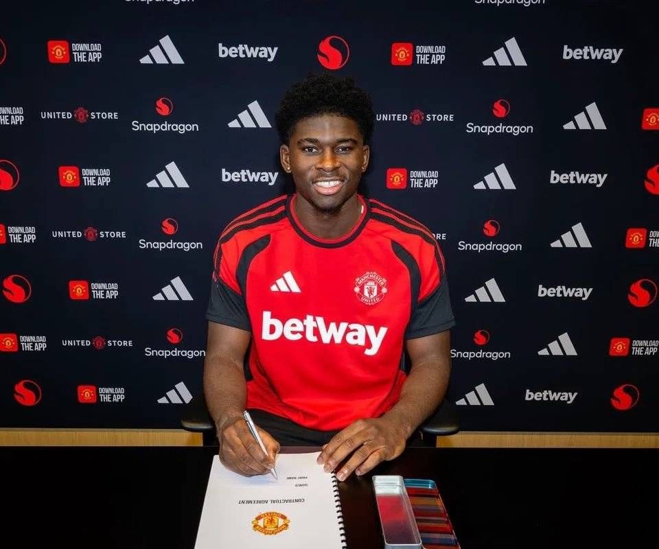 Officiel : Carlos Baleba signe à MU pour 76 ME