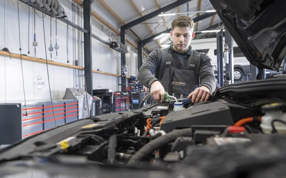 Zorgen genoeg in de autobranche, maar de monteurs van Auto Olijnsma in Gytsjerk leggen hun werk niet neer