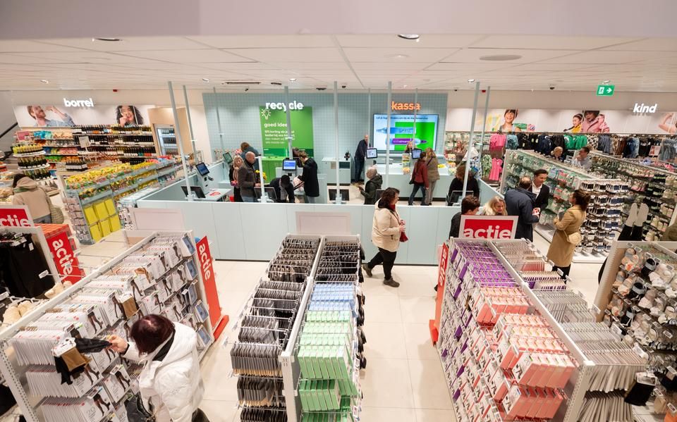 Na een flinke verbouwing is de Hema in Leeuwarden weer open: ‘Het stoffige is er een beetje af’