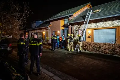 Bewoners worden onwel in woning in Alphen, brandweer moet via dakraam naar binnen