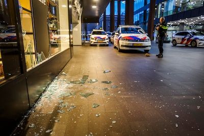 Ruit en meerdere vitrines stukgeslagen bij roof in Bijenkorf Eindhoven, politie speurt met honden