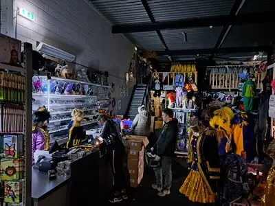 Stroomstoring Valkenswaard treft feestwinkel, die honderden carnavalsshoppers buiten moet zetten