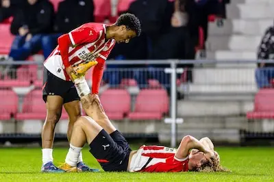 Jong PSV geeft wedstrijd wéér op het allerlaatste moment uit handen: serie nederlagen nog groter