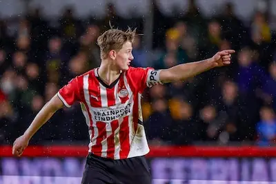 Uneken (20) neemt teleurstelling bij PSV als een man: ‘Je kunt mij daar absoluut nog niet mee vergelijken’
