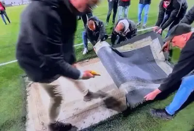 Afscheid van stadion loopt niet volgens plan: Helmond Sport-fans snijden kwartier lang met ‘botte stanleymessen’ in grasmat