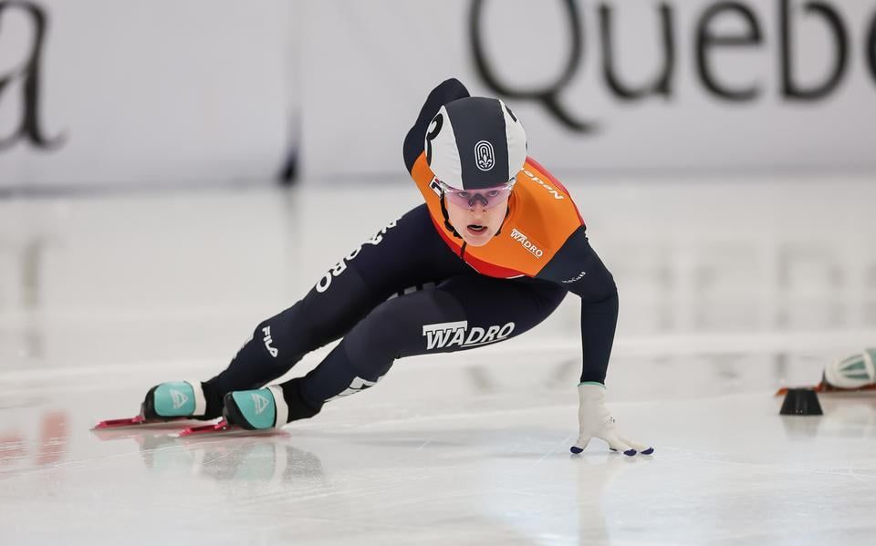 Lotte (18) uit Wergea ging op shorttrack omdat ze met boardingkussens wilde slepen, nu rijdt ze in Calgary het WK